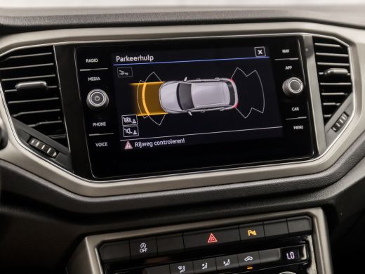 Volkswagen T-Roc 1.0 TSI Sport (APPLE CARPLAY, GROOT NAVI, CAMERA, CLIMATE, SPORTSTOELEN, GETINT GLAS, ELEK ACHTER... ActivLease financial lease