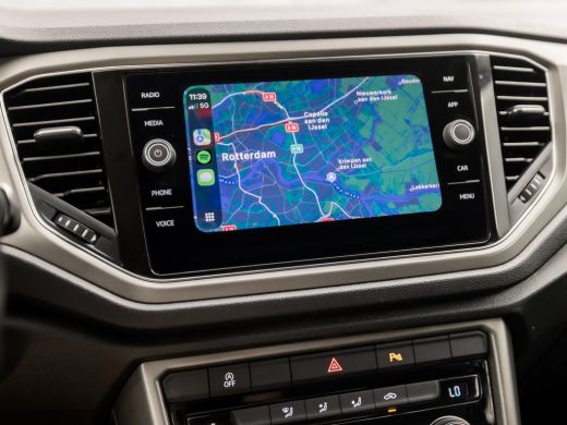 Volkswagen T-Roc 1.0 TSI Sport (APPLE CARPLAY, GROOT NAVI, CAMERA, CLIMATE, SPORTSTOELEN, GETINT GLAS, ELEK ACHTER... ActivLease financial lease