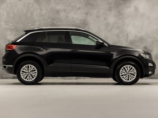 Volkswagen T-Roc 1.0 TSI Sport (APPLE CARPLAY, GROOT NAVI, CAMERA, CLIMATE, SPORTSTOELEN, GETINT GLAS, ELEK ACHTER... ActivLease financial lease
