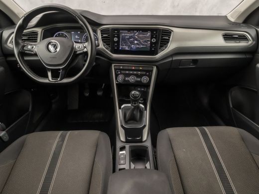 Volkswagen T-Roc 1.0 TSI Sport (APPLE CARPLAY, GROOT NAVI, CAMERA, CLIMATE, SPORTSTOELEN, GETINT GLAS, ELEK ACHTER... ActivLease financial lease