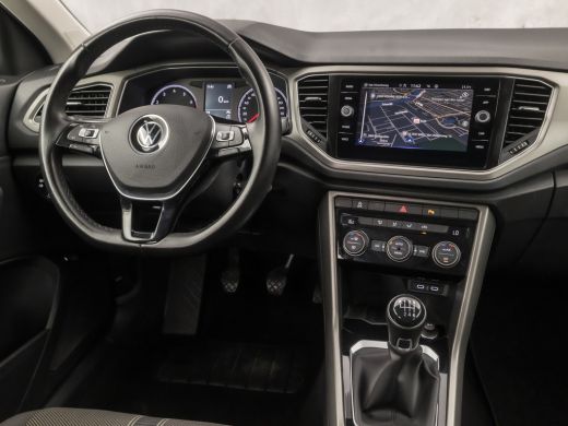 Volkswagen T-Roc 1.0 TSI Sport (APPLE CARPLAY, GROOT NAVI, CAMERA, CLIMATE, SPORTSTOELEN, GETINT GLAS, ELEK ACHTER... ActivLease financial lease
