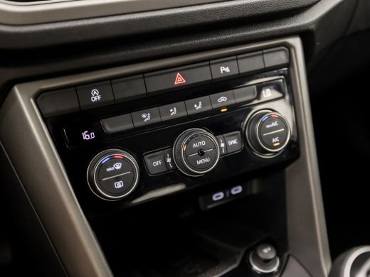 Volkswagen T-Roc 1.0 TSI Sport (APPLE CARPLAY, GROOT NAVI, CAMERA, CLIMATE, SPORTSTOELEN, GETINT GLAS, ELEK ACHTER... ActivLease financial lease