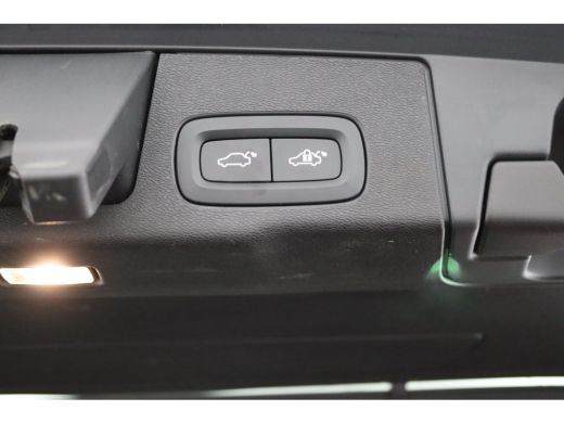 Volvo  XC60 2.0 B5 Momentum Pro | Trekhaak | Lederen Stoelen | Camera | Black Pack | Adaptieve LED Koplamp | ActivLease financial lease