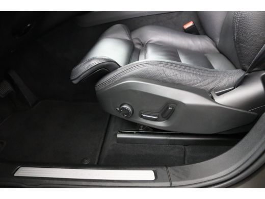Volvo  XC60 2.0 B5 Momentum Pro | Trekhaak | Lederen Stoelen | Camera | Black Pack | Adaptieve LED Koplamp | ActivLease financial lease
