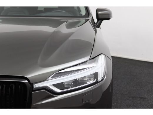 Volvo  XC60 2.0 B5 Momentum Pro | Trekhaak | Lederen Stoelen | Camera | Black Pack | Adaptieve LED Koplamp | ActivLease financial lease