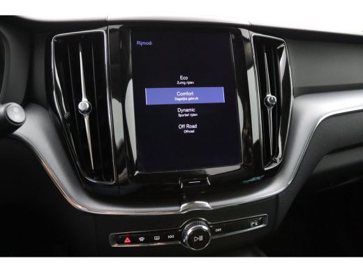 Volvo  XC60 2.0 B5 Momentum Pro | Trekhaak | Lederen Stoelen | Camera | Black Pack | Adaptieve LED Koplamp | ActivLease financial lease