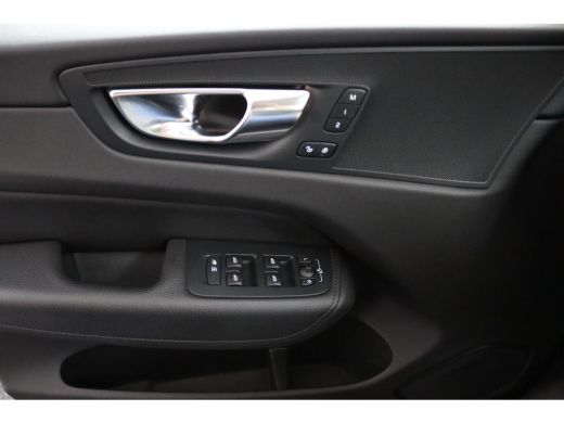 Volvo  XC60 2.0 B5 Momentum Pro | Trekhaak | Lederen Stoelen | Camera | Black Pack | Adaptieve LED Koplamp | ActivLease financial lease