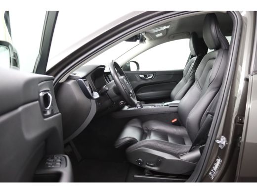 Volvo  XC60 2.0 B5 Momentum Pro | Trekhaak | Lederen Stoelen | Camera | Black Pack | Adaptieve LED Koplamp | ActivLease financial lease