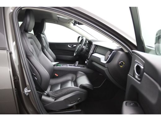 Volvo  XC60 2.0 B5 Momentum Pro | Trekhaak | Lederen Stoelen | Camera | Black Pack | Adaptieve LED Koplamp | ActivLease financial lease