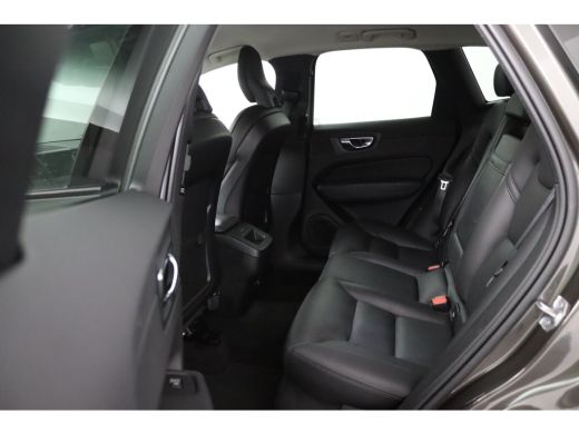 Volvo  XC60 2.0 B5 Momentum Pro | Trekhaak | Lederen Stoelen | Camera | Black Pack | Adaptieve LED Koplamp | ActivLease financial lease