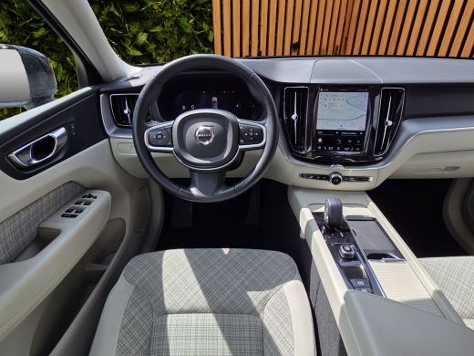 Volvo  XC60 2.0 T6 Plug-in hybrid AWD Core Bright | Trekhaak | Panoramadak | Pilot Assist | Stoelverwarming ActivLease financial lease
