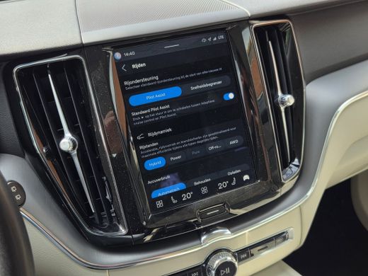 Volvo  XC60 2.0 T6 Plug-in hybrid AWD Core Bright | Trekhaak | Panoramadak | Pilot Assist | Stoelverwarming ActivLease financial lease