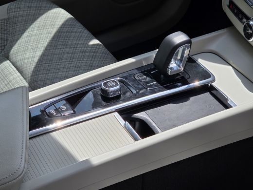 Volvo  XC60 2.0 T6 Plug-in hybrid AWD Core Bright | Trekhaak | Panoramadak | Pilot Assist | Stoelverwarming ActivLease financial lease
