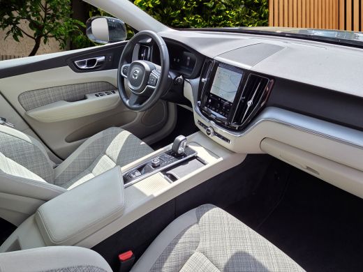 Volvo  XC60 2.0 T6 Plug-in hybrid AWD Core Bright | Trekhaak | Panoramadak | Pilot Assist | Stoelverwarming ActivLease financial lease