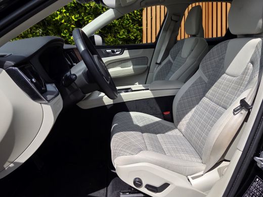 Volvo  XC60 2.0 T6 Plug-in hybrid AWD Core Bright | Trekhaak | Panoramadak | Pilot Assist | Stoelverwarming ActivLease financial lease