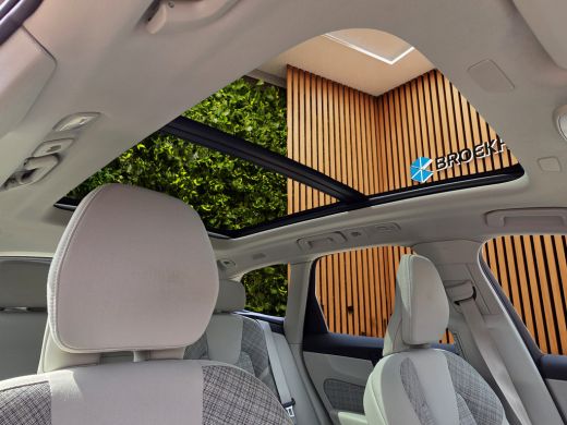 Volvo  XC60 2.0 T6 Plug-in hybrid AWD Core Bright | Trekhaak | Panoramadak | Pilot Assist | Stoelverwarming ActivLease financial lease
