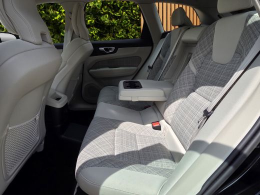 Volvo  XC60 2.0 T6 Plug-in hybrid AWD Core Bright | Trekhaak | Panoramadak | Pilot Assist | Stoelverwarming ActivLease financial lease