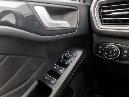 Ford Focus 1.0 EcoBoost Hybrid ST Line (APPLE CARPLAY, GROOT NAVI, STUUR/STOELVERWARMING, CAMERA, ADAPTIVE C... ActivLease financial lease