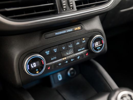 Ford Focus 1.0 EcoBoost Titanium (APPLE CARPLAY, GROOT NAVI, STUUR/STOELVERWARMING, KEYLESS, SPORTSTOELEN, G... ActivLease financial lease