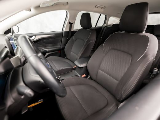 Ford Focus 1.0 EcoBoost Titanium (APPLE CARPLAY, GROOT NAVI, STUUR/STOELVERWARMING, KEYLESS, SPORTSTOELEN, G... ActivLease financial lease