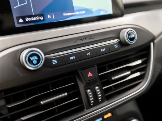 Ford Focus 1.0 EcoBoost Titanium (APPLE CARPLAY, GROOT NAVI, STUUR/STOELVERWARMING, KEYLESS, SPORTSTOELEN, G... ActivLease financial lease