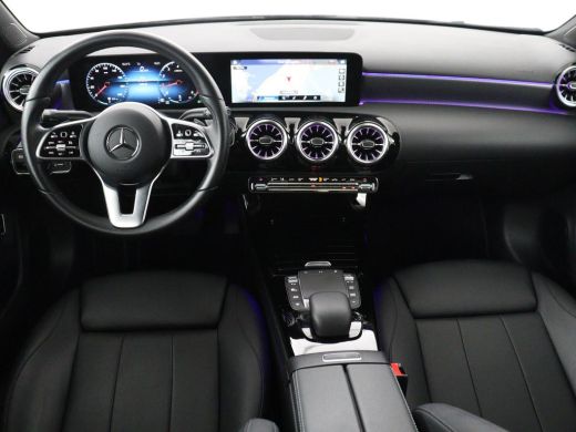 Mercedes-Benz A-Klasse 200 Business Solution Luxury | Trekhaak | Panoramadak | Leder | Memory | Sfeerverlichting | Full ... ActivLease financial lease
