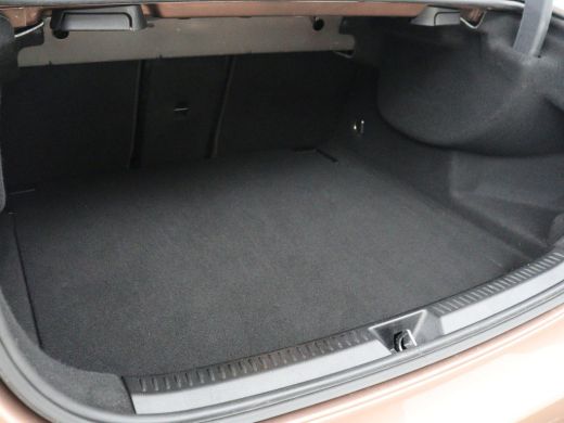 Mercedes-Benz A-Klasse 200 Business Solution Luxury | Trekhaak | Panoramadak | Leder | Memory | Sfeerverlichting | Full ... ActivLease financial lease