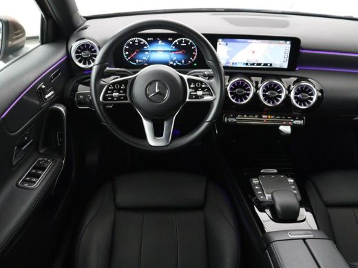 Mercedes-Benz A-Klasse 200 Business Solution Luxury | Trekhaak | Panoramadak | Leder | Memory | Sfeerverlichting | Full ... ActivLease financial lease