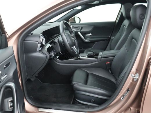 Mercedes-Benz A-Klasse 200 Business Solution Luxury | Trekhaak | Panoramadak | Leder | Memory | Sfeerverlichting | Full ... ActivLease financial lease