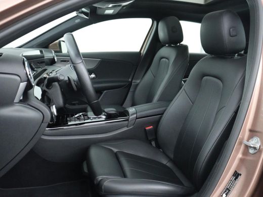 Mercedes-Benz A-Klasse 200 Business Solution Luxury | Trekhaak | Panoramadak | Leder | Memory | Sfeerverlichting | Full ... ActivLease financial lease