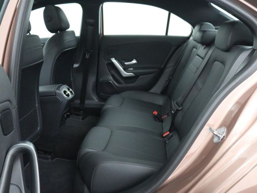 Mercedes-Benz A-Klasse 200 Business Solution Luxury | Trekhaak | Panoramadak | Leder | Memory | Sfeerverlichting | Full ... ActivLease financial lease