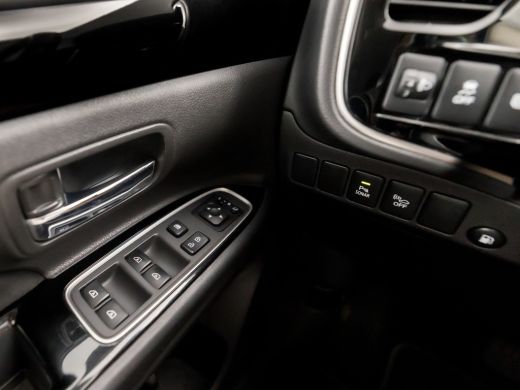 Mitsubishi Outlander Sport 2.4 PHEV Pure Sport 225Pk Automaat (APPLE CARPLAY, GROOT NAVI, CAMERA, TREKHAAK, SPORTSTOELEN, GE... ActivLease financial lease