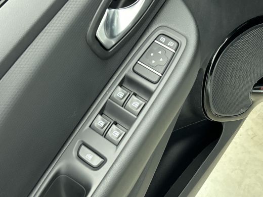 Renault Clio Estate 0.9 TCe Limited 90PK / Airco / Navigatie / Radio multimedia / Parkeer sensoren / Apk 06-2028 ActivLease financial lease