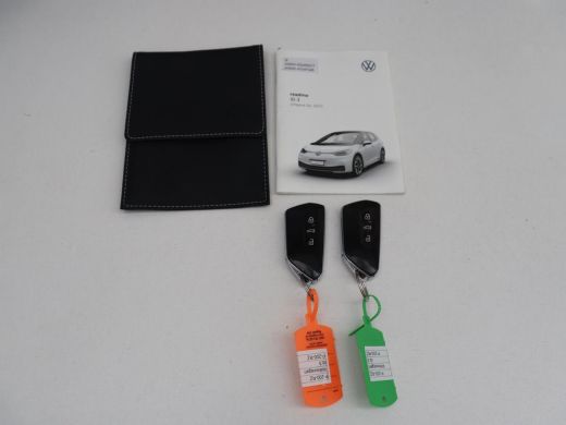 Volkswagen ID.3 | SOH 94.5% | Panoramadak | Stuur/stoel verwarming | Adaptive cruise | 360 camera | Carplay | Mas... ActivLease financial lease