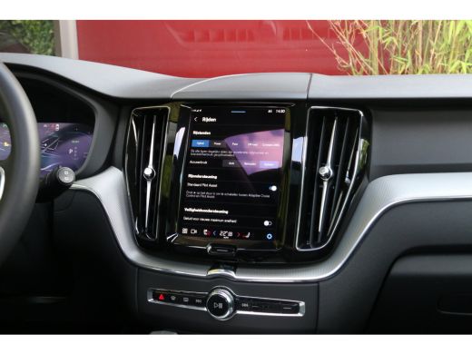 Volvo  XC60 2.0 T6 Plug-in hybrid AWD Plus Dark | Trekhaak | 360 Camera | Panoramadak | Memory | Pilot Assist ActivLease financial lease