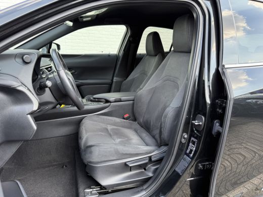 Lexus UX 250h Preference Line | CarPlay | ACC | Dodehoek | Keyless | 18 inch ActivLease financial lease
