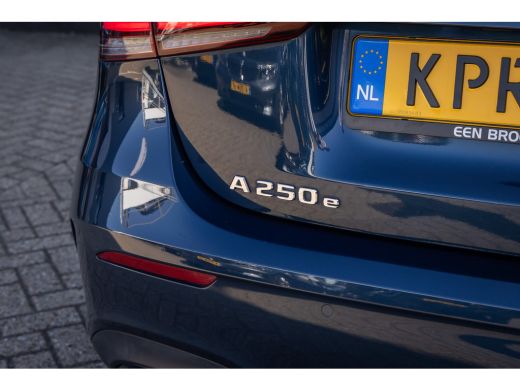 Mercedes-Benz A-Klasse 250 e AMG Line | Panoramadak | Dodehoeksensor | 360&deg; Camera | Lane Keeping Assist | Stoelverwarmi... ActivLease financial lease