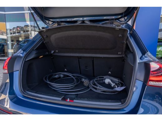 Mercedes-Benz A-Klasse 250 e AMG Line | Panoramadak | Dodehoeksensor | 360&deg; Camera | Lane Keeping Assist | Stoelverwarmi... ActivLease financial lease