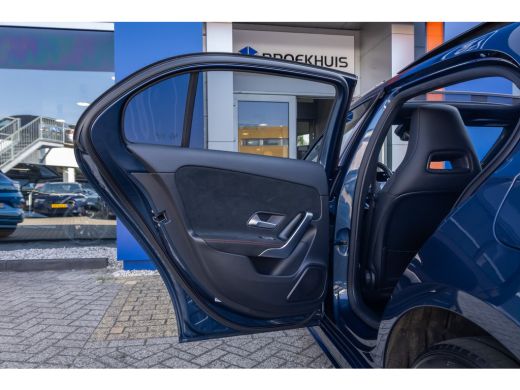 Mercedes-Benz A-Klasse 250 e AMG Line | Panoramadak | Dodehoeksensor | 360&deg; Camera | Lane Keeping Assist | Stoelverwarmi... ActivLease financial lease
