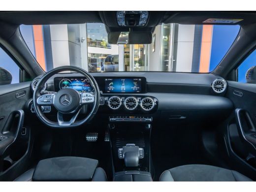 Mercedes-Benz A-Klasse 250 e AMG Line | Panoramadak | Dodehoeksensor | 360&deg; Camera | Lane Keeping Assist | Stoelverwarmi... ActivLease financial lease