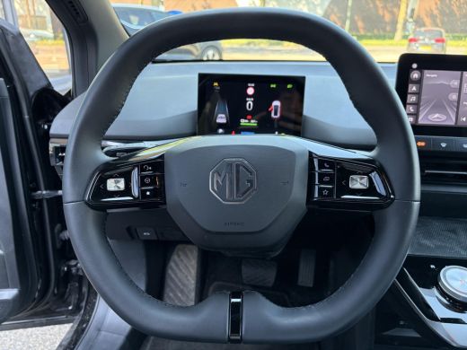 MG MG4 EV Luxury 64 kWh LONG RANGE | SOH 97% | 15.000KM | 360&deg; CAMERA | STOEL & STUURVERWARMING | 7 JAAR MG... ActivLease financial lease