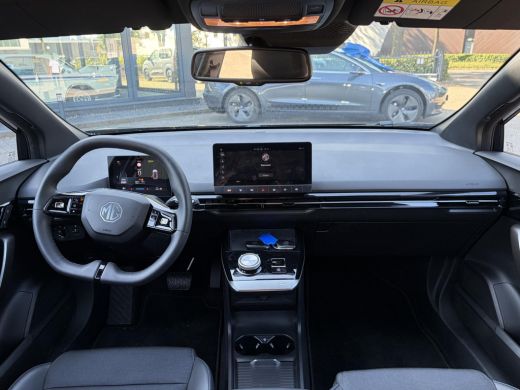 MG MG4 EV Luxury 64 kWh LONG RANGE | SOH 97% | 8000KM |  360&deg; CAMERA | STOEL & STUURVERWARMING | 7 JAAR MG ... ActivLease financial lease