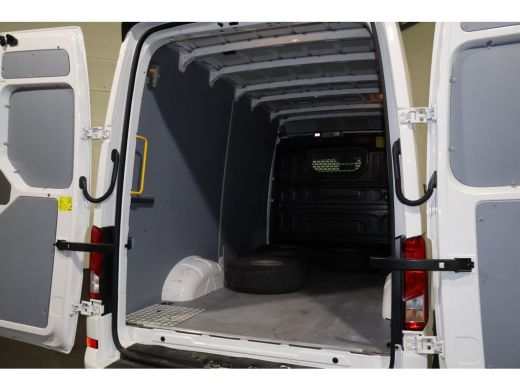 Volkswagen Crafter 2.0 TDI L3 H3 140pk Black Line Airco Navigatie Spoilerpakket ActivLease financial lease
