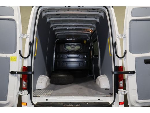 Volkswagen Crafter 2.0 TDI L3 H3 140pk Black Line Airco Navigatie Spoilerpakket ActivLease financial lease