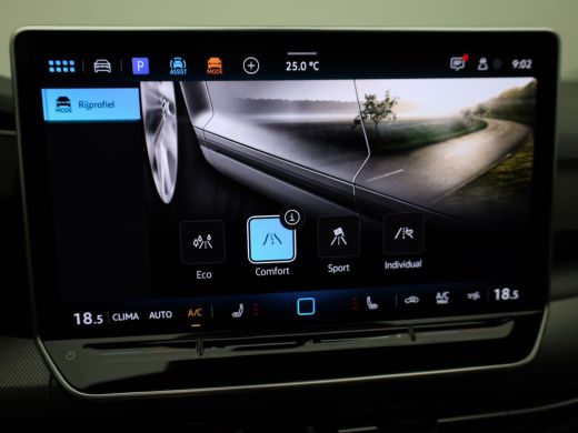 Volkswagen Golf 1.5 eTSI R-Line Edition | Pano | Keyless | Trekhaak wegkl. | IQ Light | Head Up | Harman/Kardon |... ActivLease financial lease
