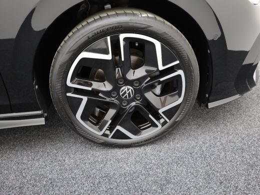 Volkswagen Golf 1.5 eTSI R-Line Edition | Pano | Keyless | Trekhaak wegkl. | IQ Light | Head Up | Harman/Kardon |... ActivLease financial lease