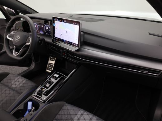 Volkswagen Golf 1.5 eTSI R-Line Edition | Pano | Keyless | Trekhaak wegkl. | IQ Light | Head Up | Harman/Kardon |... ActivLease financial lease
