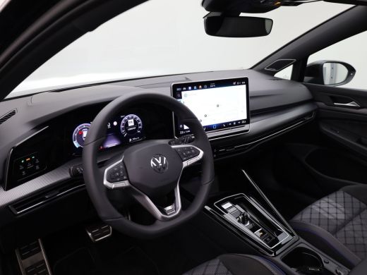 Volkswagen Golf 1.5 eTSI R-Line Edition | Pano | Keyless | Trekhaak wegkl. | IQ Light | Head Up | Harman/Kardon |... ActivLease financial lease