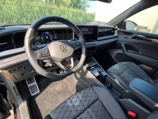 Volkswagen Tayron 1.5 eHybrid R-Line Edition 204Pk DSG/AUTO | Glazenpano-dak | Achteruitrijcamera | Trekhaak uitkla... ActivLease financial lease