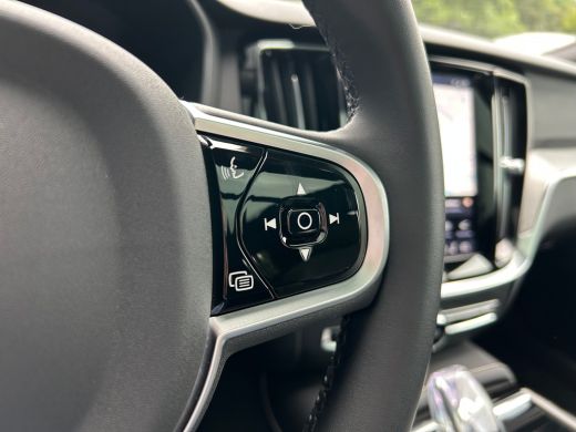 Volvo  V60 2.0 T8 Plug-in hybrid AWD Plus Dark | Panoramadak | HUD | Trekhaak | 360 Camera | ActivLease financial lease